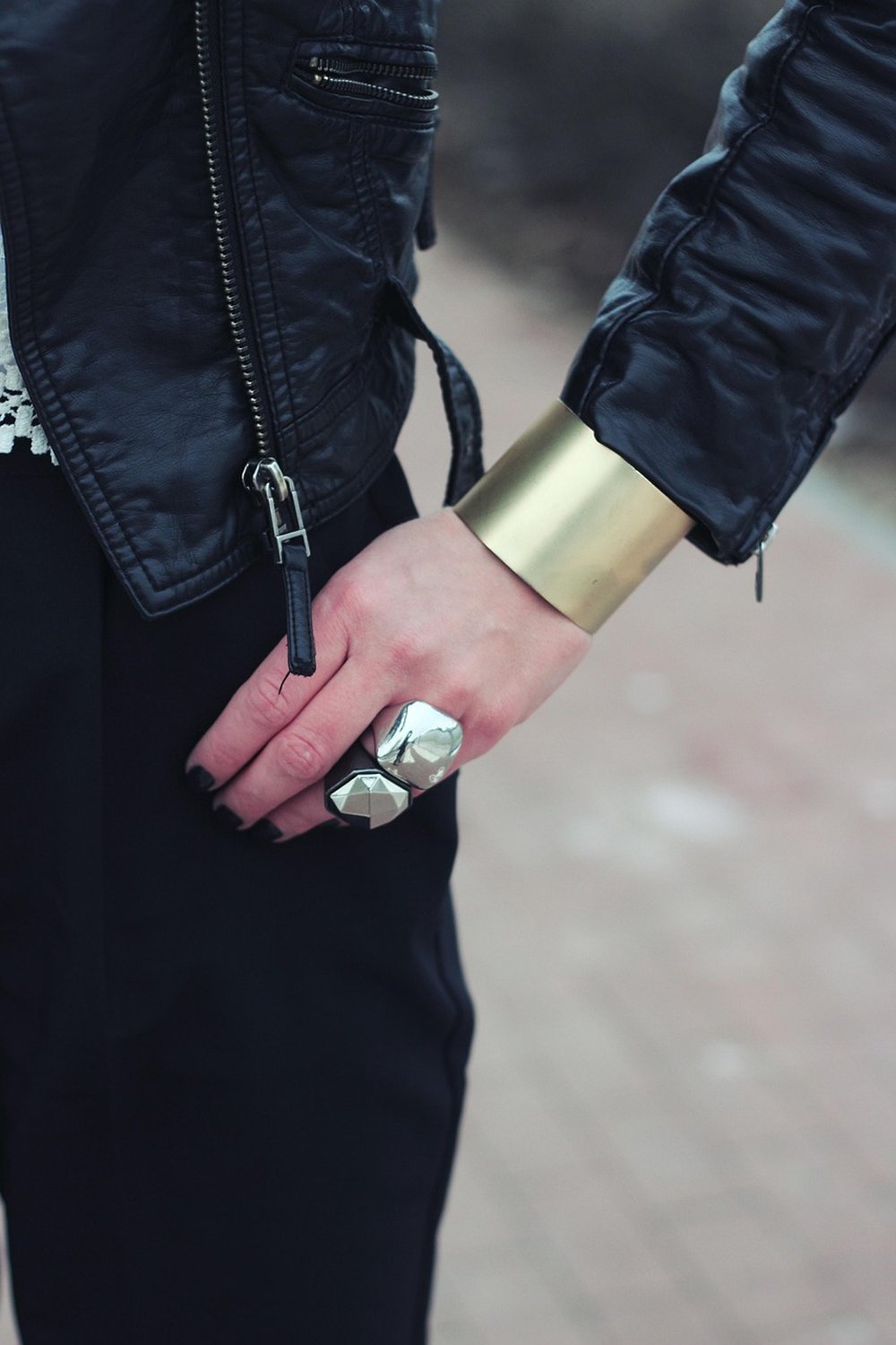 Bags, Belts, and Jewellery That Go With a Leather Jacket - leather jacket outfit